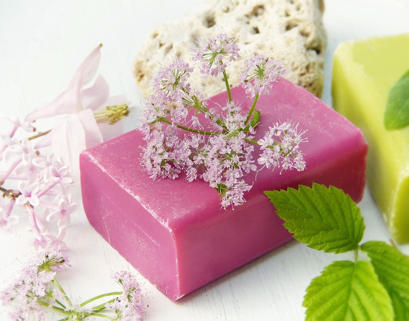 Savons artisanaux et roses