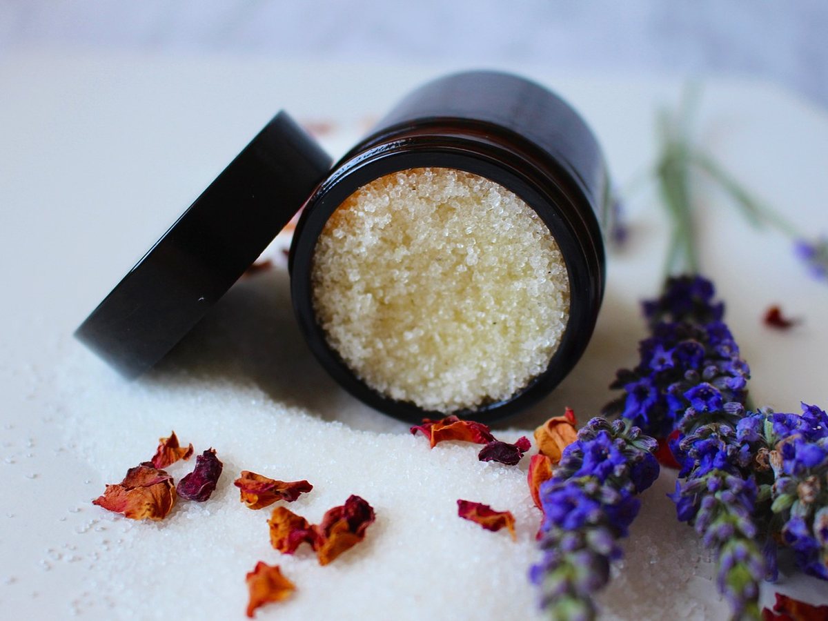 Cosmétiques naturels, lavande et fleurs
