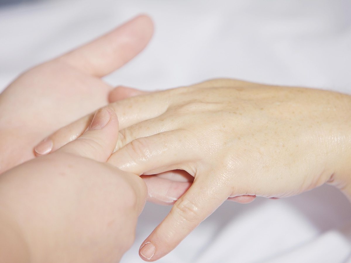 Massage des mains avec une crème nourrissante