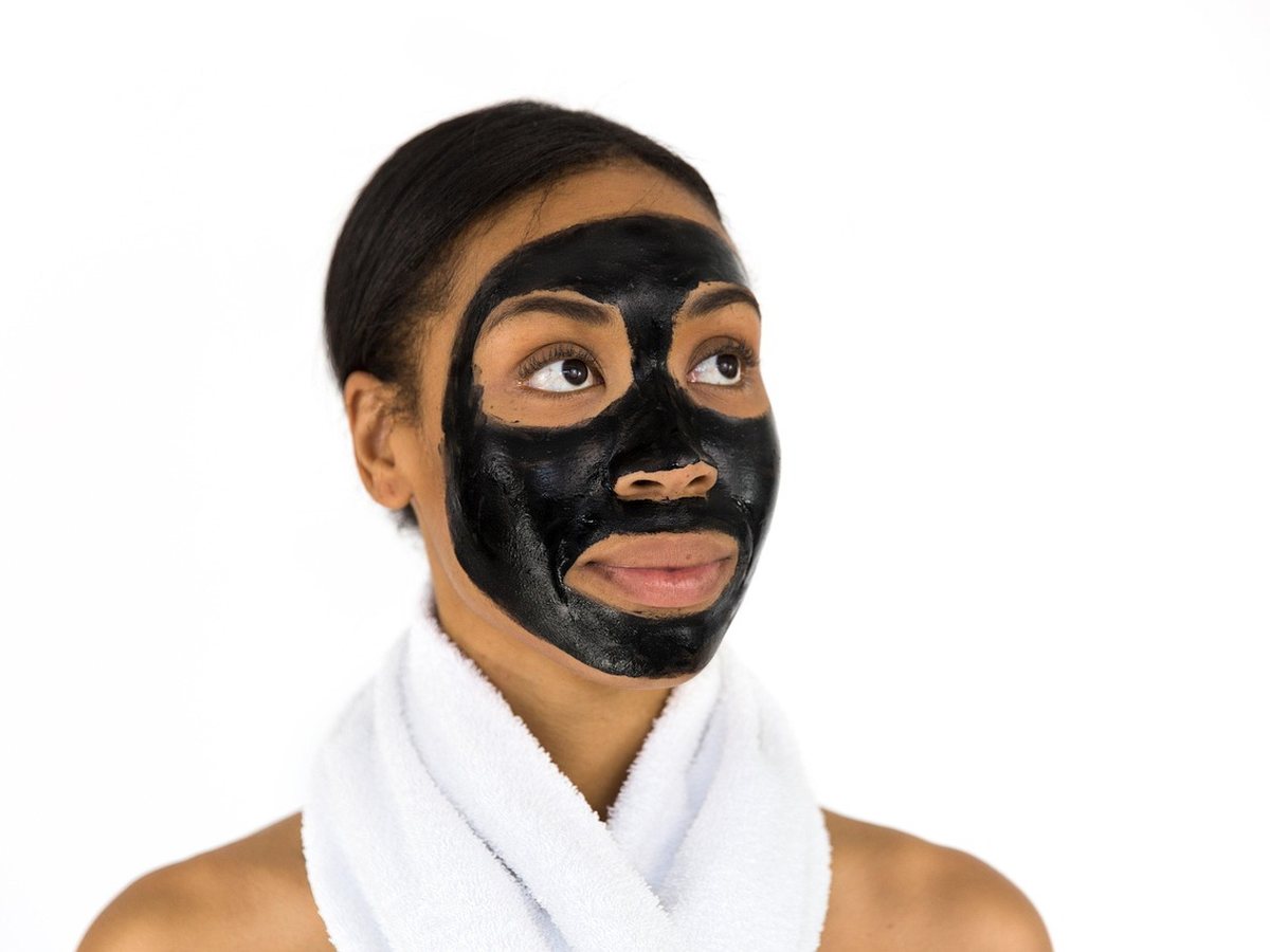 Masque de soin appliqué sur le visage